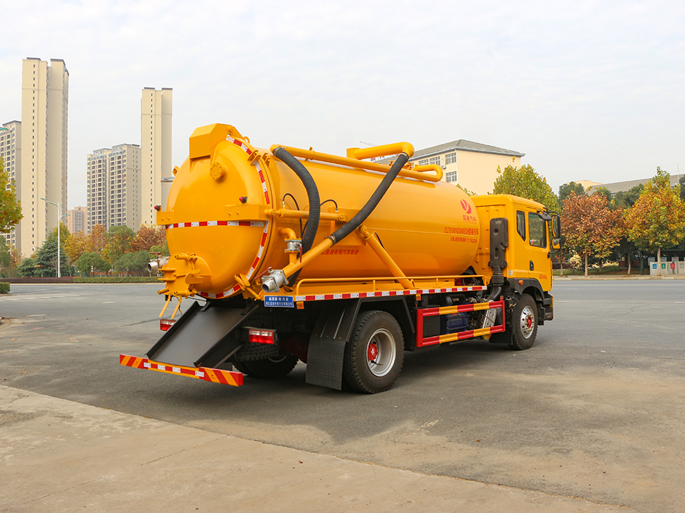 CLT5181GXWEQ6型吸污車(chē)